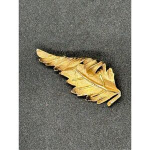 Beautiful Gold tone Long Lightweight Leaf brooch/pin Good condition